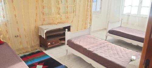 Chott MeriemDar Souade的小房间设有两张床和一张桌子