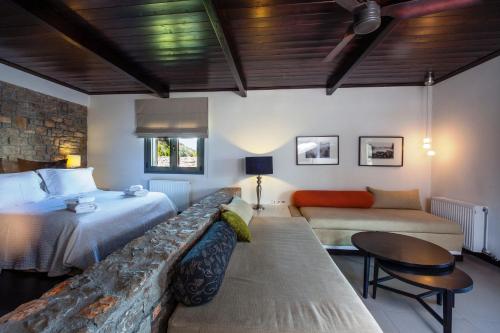 卡托卡拉库林斯狄俄库里旅馆的酒店客房配有床、沙发和桌子。