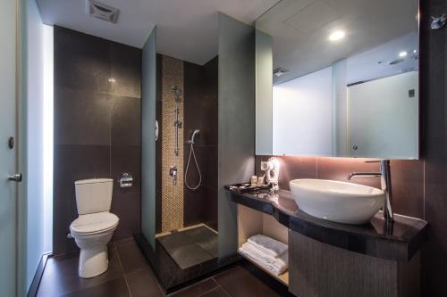 嘉义市香湖大饭店 的浴室配有卫生间、盥洗盆和淋浴。