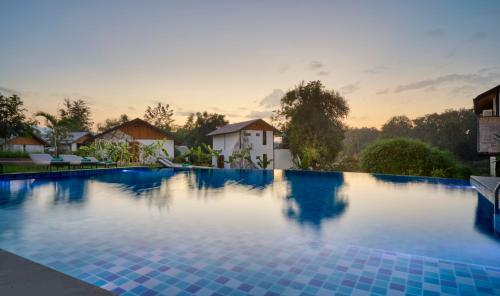 琅勃拉邦The Namkhan的一座享有日落美景的大型游泳池