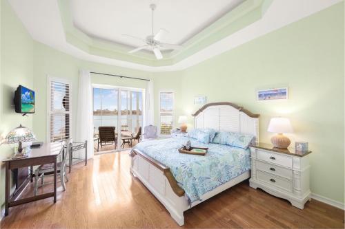 马可岛101 Landmark Street的一间卧室配有一张床、一张桌子和一张桌子