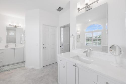 马可岛101 Landmark Street的白色的浴室设有水槽和镜子