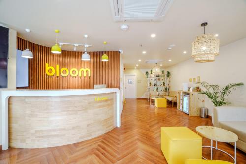 新德里Bloom Hotel - Karol Bagh的墙上有黄色标志的商店