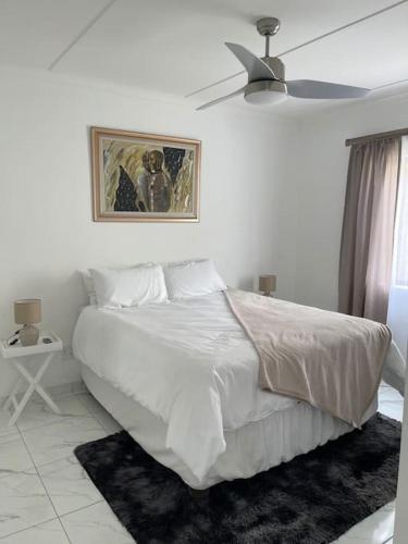 温特和克Luxury 1 Bdr Garden Cottage的白色卧室配有床和吊扇