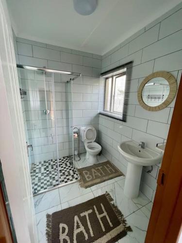 温特和克Luxury 1 Bdr Garden Cottage的一间带水槽、卫生间和淋浴的浴室