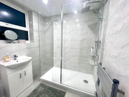 New Bilton4BR House for Contractors的带淋浴和盥洗盆的白色浴室