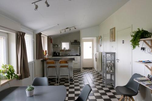 韦尔特Op d'n Stolberg的厨房铺有黑白的格子地板。