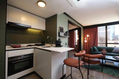 圣地亚哥APT Serviced Apartments Santiago的厨房配有柜台和桌椅