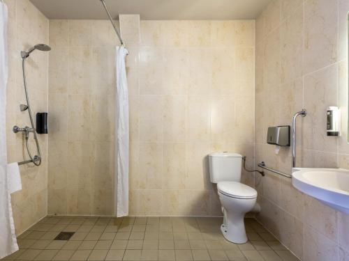 布雷斯特B&B HOTEL Brest Port du Moulin Blanc的一间带卫生间和水槽的浴室