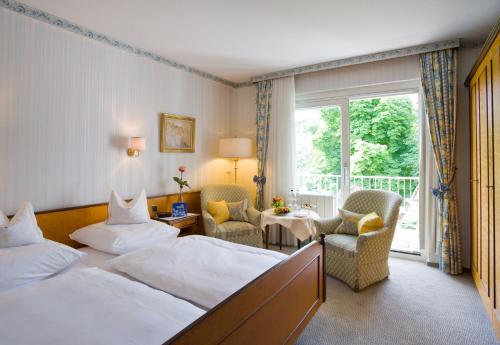 巴特诺因阿尔-阿尔韦勒曙光别墅私人酒店的酒店客房设有两张床和一个阳台。
