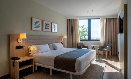 萨瓦德尔阿提卡21瓦勒斯公寓式酒店的酒店客房设有一张床和一个大窗户