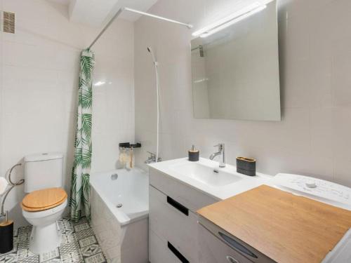 雷塔马尔VIVA la FRIDA KAHLO的白色的浴室设有卫生间和水槽。