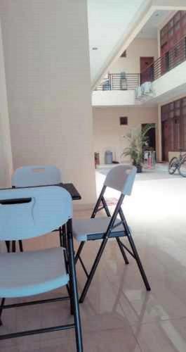 科贾扬Residence Duksina 2 By Shm的客厅配有两把椅子和一张桌子