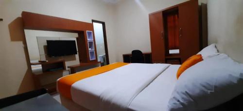 科贾扬Residence Duksina 2 By Shm的酒店客房,配有床和电视
