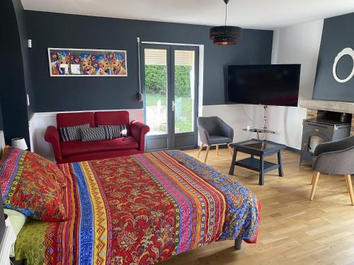 Saint-Germain-des-FossésMaison Piscine et Jacuzzi的一间卧室配有一张床和一台平面电视
