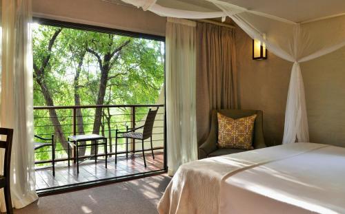 维多利亚瀑布野生动物园套房酒店客房内的一张或多张床位
