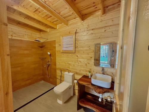 卡纳科纳The Nine Beach Resort的木制浴室设有卫生间和水槽