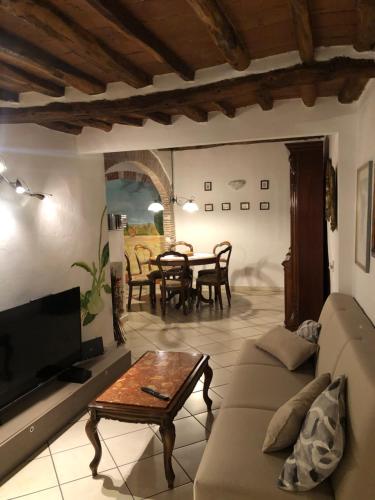 布蒂Il Vicolo的客厅配有沙发和桌子