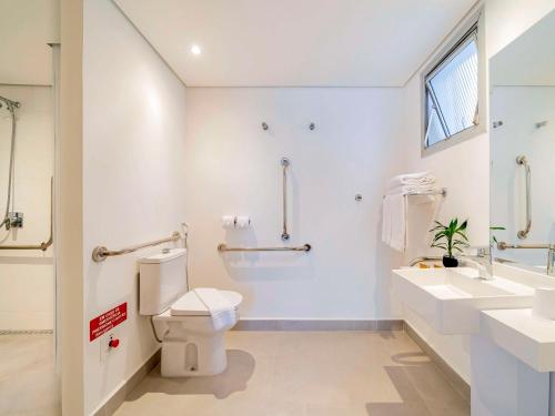 圣保罗Pergamon SP Frei Caneca by Accor的白色的浴室设有卫生间和水槽。