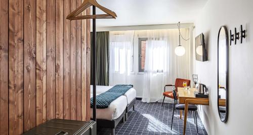 敦刻尔克Best Western Plus Hotel Cargo的配有一张床和一张书桌的酒店客房
