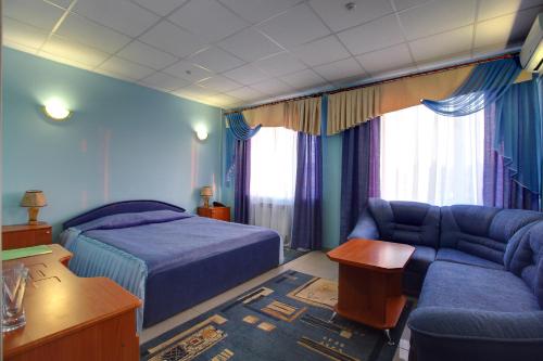 捷尔诺波尔鳄鱼水上乐园酒店的酒店客房,配有床和沙发