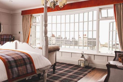 圣欧班欧德柯特宾馆的一间卧室设有一张床和一个大窗户