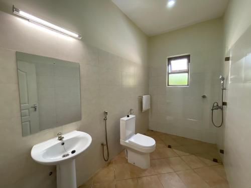蒙巴萨Maasai Koroga的一间带水槽、卫生间和镜子的浴室