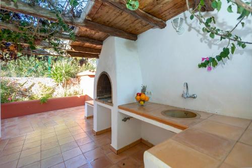 圣何塞德萨塔莱阿Villa in San Jose sleeps 10 - Sa Vinya的一个带水槽和凉亭的户外厨房