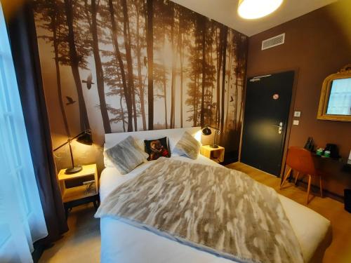 图尔图尔天鹅酒店的一间卧室,床上有泰迪熊