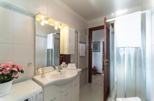 卡瓦利诺Casa Battaglia的白色的浴室设有水槽和镜子