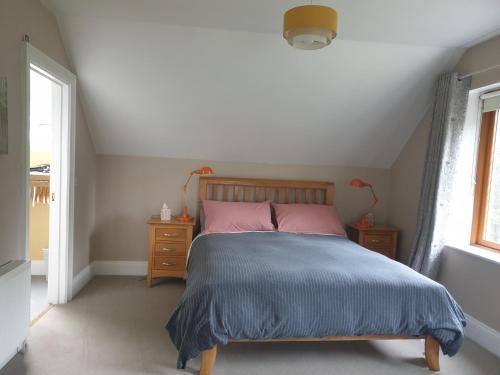 BallardFOREST VIEW Woodland lodge的一间卧室配有一张带蓝色毯子的床和窗户。