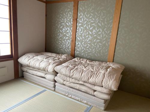 NishinaLavender - Vacation STAY 26426v的一张位于房间角落的床