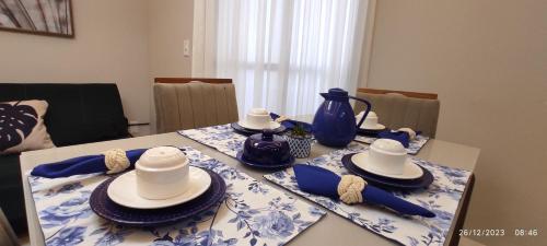 瓜拉派瑞Paraíso Peracanga - Bacutia的一张带蓝白板和帽子的桌子