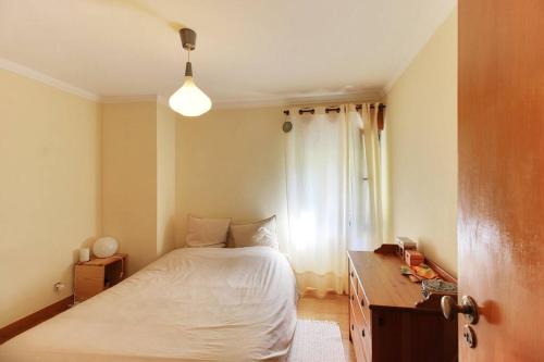 里斯本Charming apartment ideally located in Lisbon的一间卧室配有一张床、一张书桌和一个窗户。