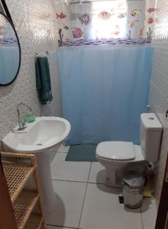 普拉杜Residencial Pita的一间带卫生间和水槽的浴室