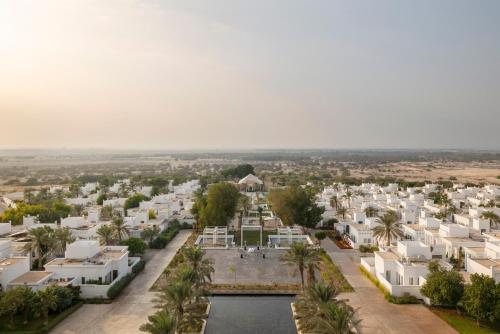 麦纳麦Raffles Al Areen Palace Bahrain的白色建筑的城市空中景观