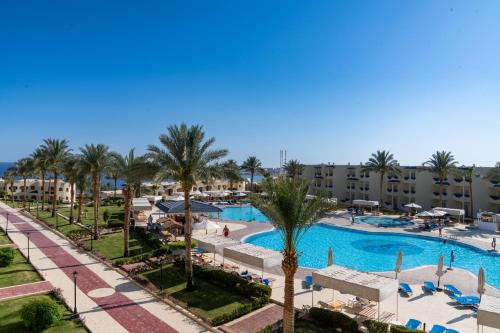 沙姆沙伊赫大绿洲度假酒店的棕榈树度假村泳池的空中景致
