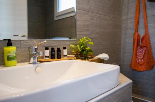 斯卡拉拉乔伊阿尔基洛公寓的浴室设有白色水槽和镜子