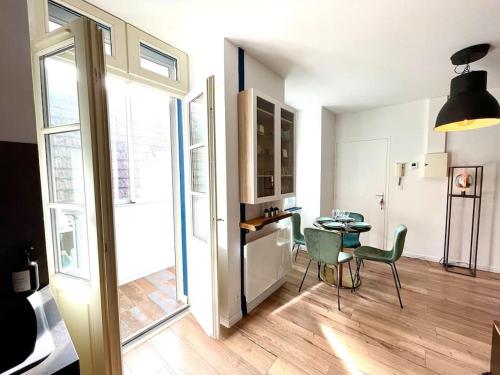 波城Magnifique Appartement Hypercentre - Le Charly的厨房以及带桌椅的用餐室。