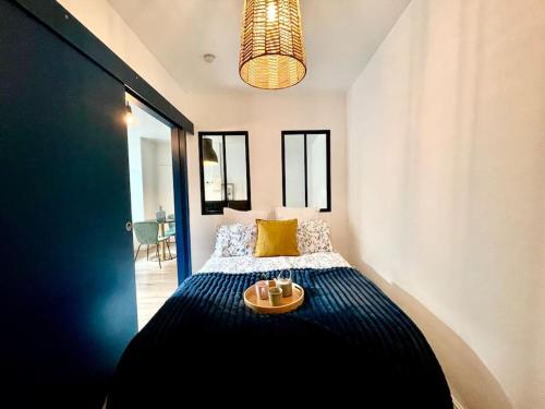 波城Magnifique Appartement Hypercentre - Le Charly的一间卧室配有一张床,上面有托盘