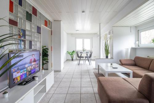 科隆Ferienwohnung/Messewohnung的客厅设有壁挂式平面电视。