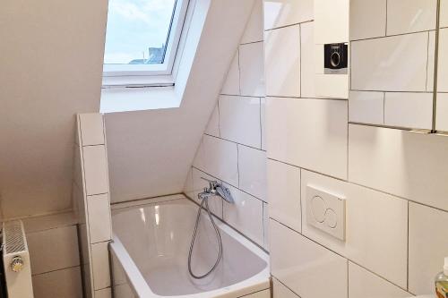 勒沃库森勒沃库森公寓的带淋浴的浴室,带窗户