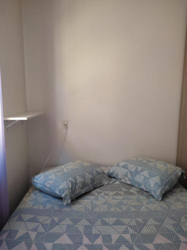 佩雷克Um quarto em casa agradável的一张带两个枕头的床
