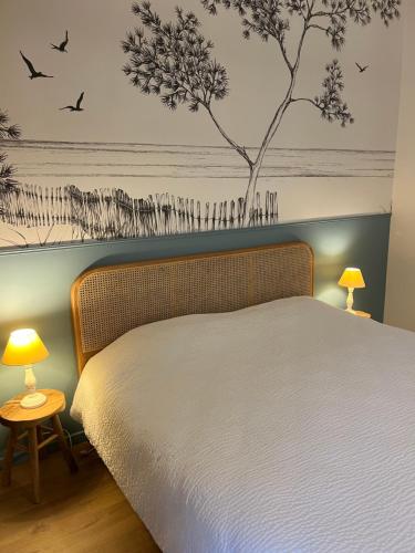 圣茹昂代盖雷特邵米尔德拉柴兹旅馆的卧室配有一张墙上鸟床