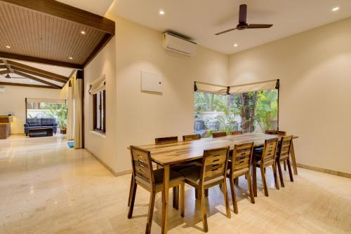 萨利加奥Tropical villa by Happyinch的一间带木桌和椅子的用餐室