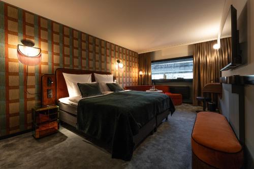 苏黎世The Home Hotel Zürich - a member of DESIGN HOTELS的酒店客房,配有床和沙发