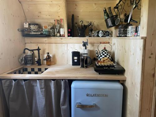 GothemFairytale tinyhouse near the sea - Häxans hus的一间带柜台和冰箱的小厨房