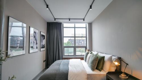 曼彻斯特Manhattan by The Heim Residences的一间卧室设有一张床和一个窗口