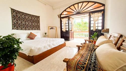 美奈Maidi Homestay Mui Ne的一间卧室设有两张床和窗户。