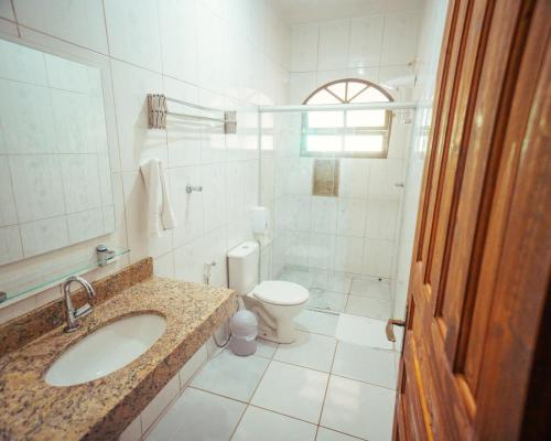 乌巴图巴Pousada Flores do Lázaro的白色的浴室设有水槽和卫生间。